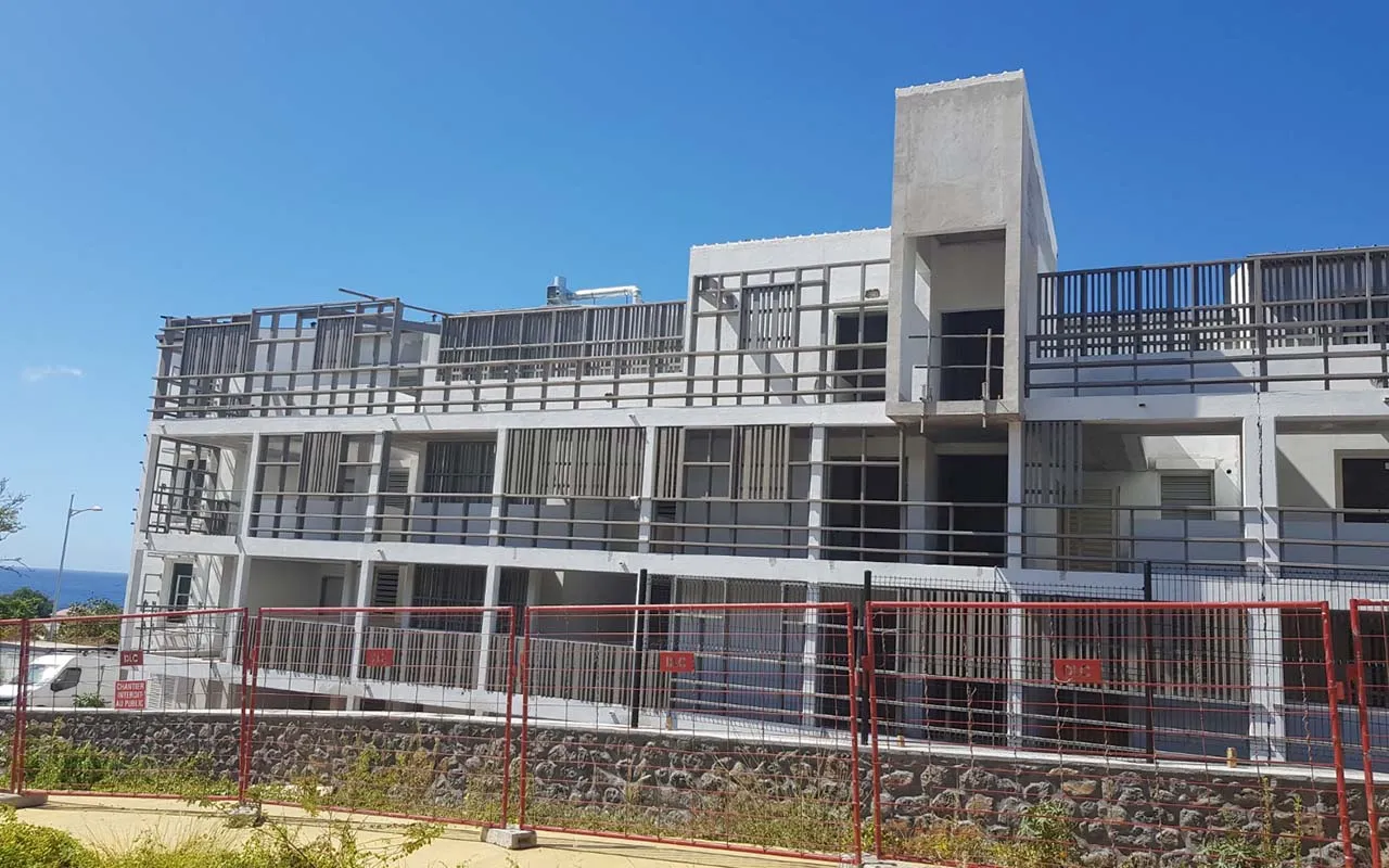 bâtiment ossature béton et bois en cours de chantier