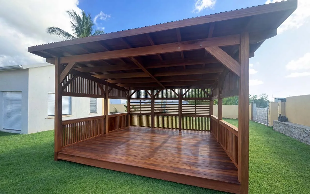 kiosque bois toiture terrasse vue d'ensemble jardin